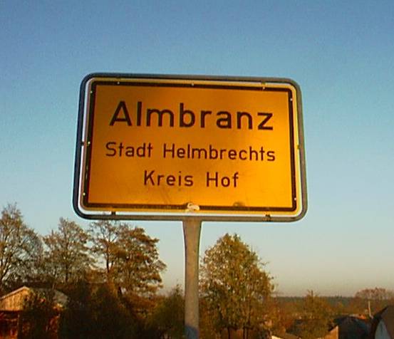 Das überhaus hübsche Dorfschild der Almbranzer